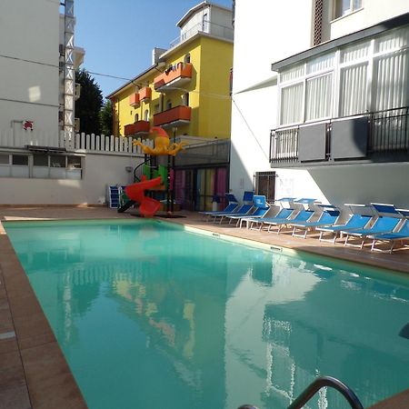 Hotel 2000 Римини Экстерьер фото