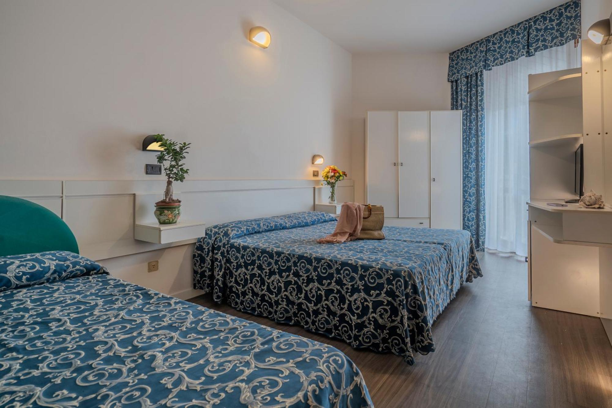 Hotel 2000 Римини Экстерьер фото