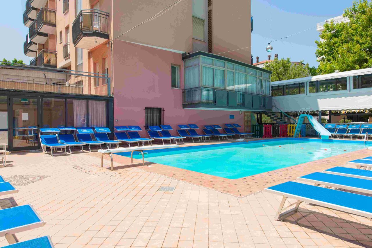 Hotel 2000 Римини Экстерьер фото